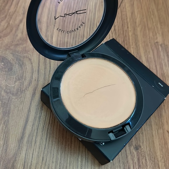 MAC Cosmetics FULL COVERAGE foundation from MAC Pro NW30- RARE AND DISCO… - Picture 5 of 6